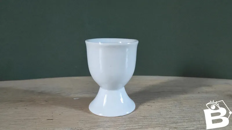 1 coquetier en porcelaine blanche