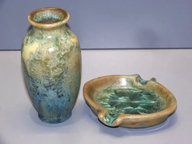 -1 PETIT VASE et 1 COUPELLE CENDRIER GRES à METALLISATIONS PIERREFONDS D