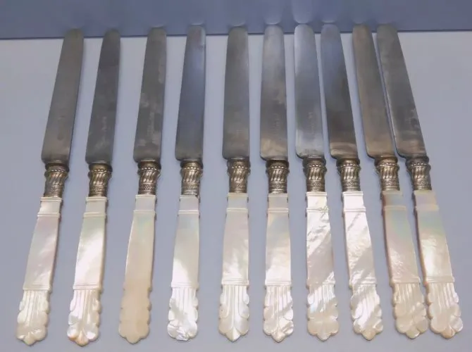 -10 COUTEAUX MANCHES NACRE LAMES GRAVEES CARDEILHAC à PARIS + LEGION  D