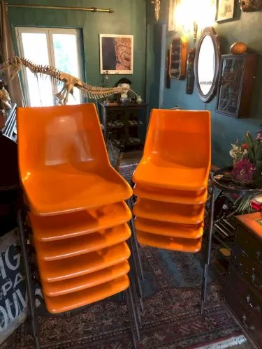 11 chaises vintages dans leurs jus