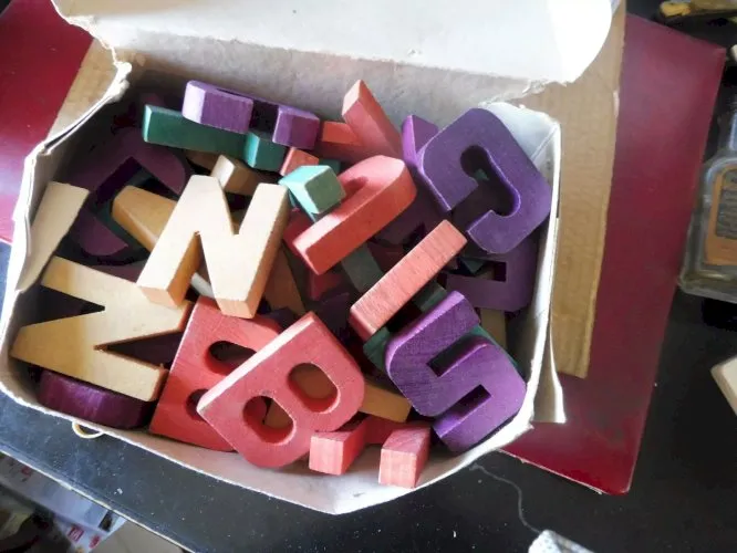 2 alphabets d'ecole en bois dont 1 qui est incomplet ..