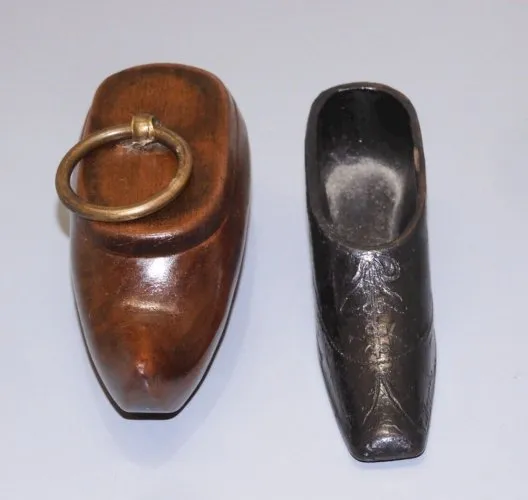 -2 ANCIENNES TABATIERES DE POCHE 1 SABOT BOIS 1 CHAUSSURE CARTON BOUILLI NIII D