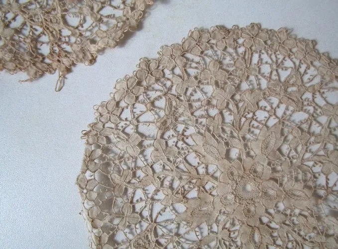 2 anciens napperons ronds dentelle 16,5cm