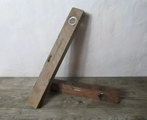 2 anciens niveau en bois art populaire
