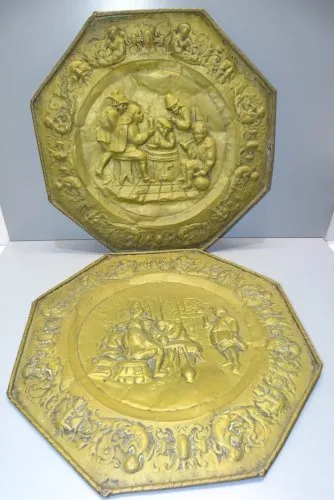 -2 ANCIENS PLATS DECORATIFS EN LAITON REPOUSSE SCENES DE TAVERNES déco   D