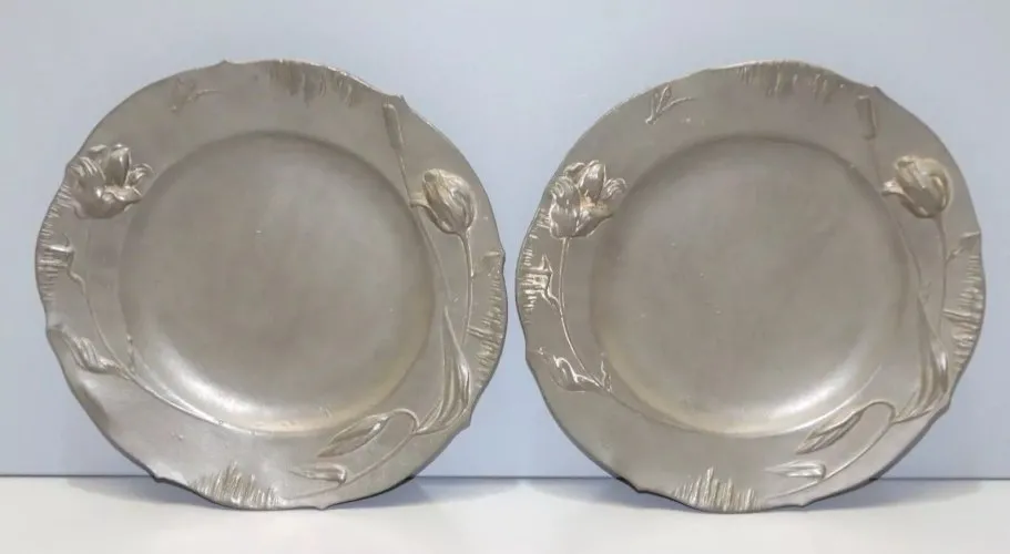 -2 ASSIETTES ANCIENNE ART NOUVEAU en ZAMAC ou AUTRE façon Etain collection  D