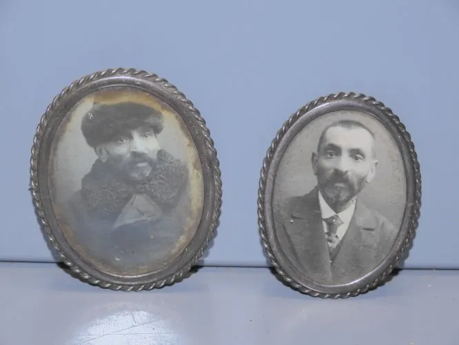 -2 BROCHES ANCIENNES JUDAÏQUES ( sous réserve) 2 HOMMES INSCRIPTIONS AU DOS D