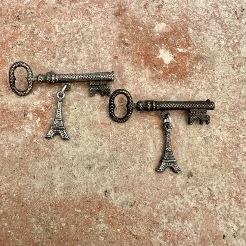 2 broches fin 19e début 20e les clés de Paris Tour Eiffel Souvenir Anciennes