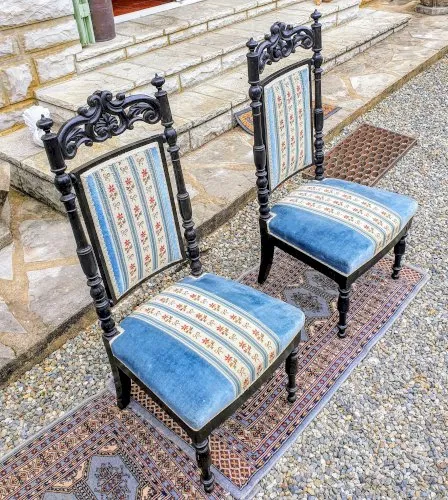 2 chaises basses de tapissier en bois noirci