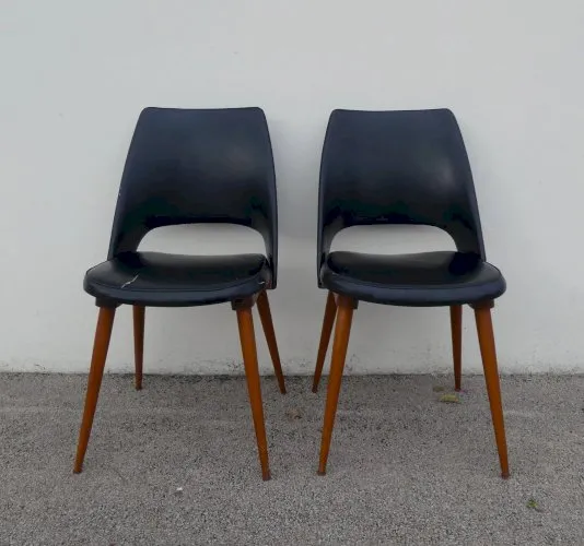 2 chaises en skaï noir pieds compas Louis Paolozzi