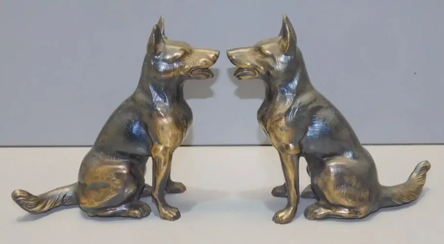 -2 CHIENS LOUPS en REGULE à FIXER sur une PENDULE ou DES SERRE LIVRES ART DECO D