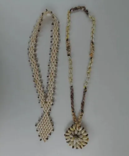 2 colliers de coquillages Polynésie ethnique vintage