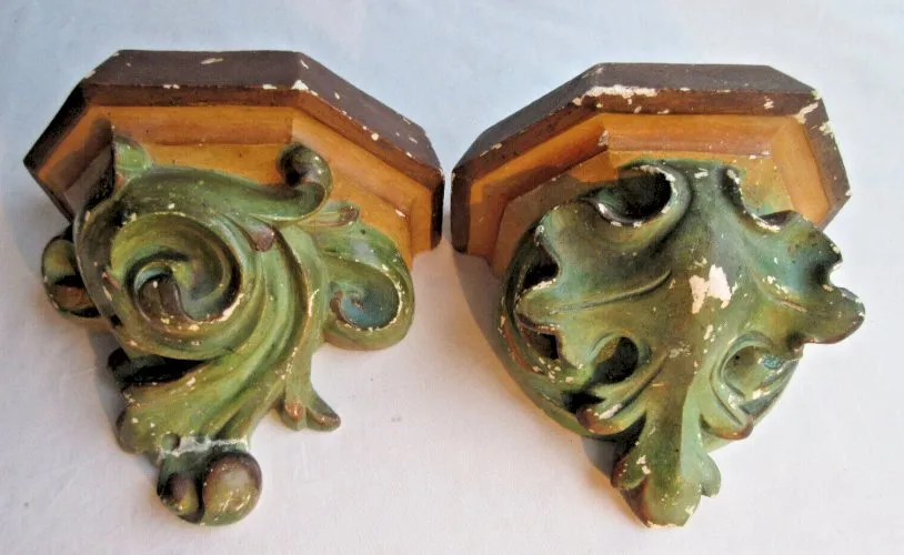 2 consoles murales en plâtre moulé et peint: une acanthe et une feuille de chêne