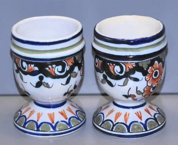 - 2 COQUETIERS CERAMIQUE de ROUEN COLLECTION DECO TABLE VITRINE OEUF   D