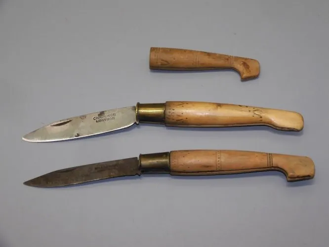 -2 COUTEAUX PLIANTS NONTRON ANCIENS lames gravées CHAPERON + 1 MANCHE collection