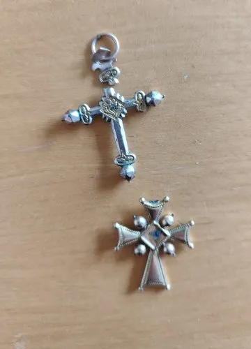 2 croix cassées