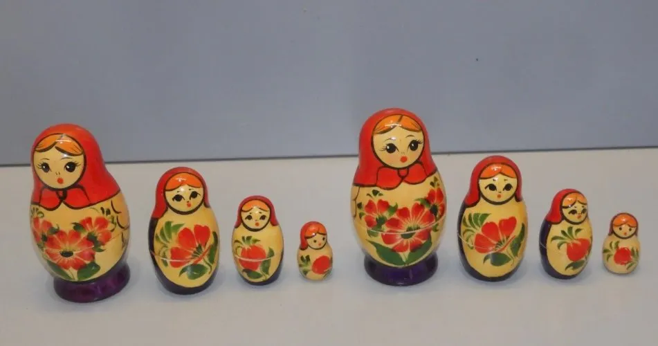 -2 ENSEMBLES POUPEES RUSSES MATRIOCHKA BOIS COULEURS ROUGE & FLEURS COLLECTION D