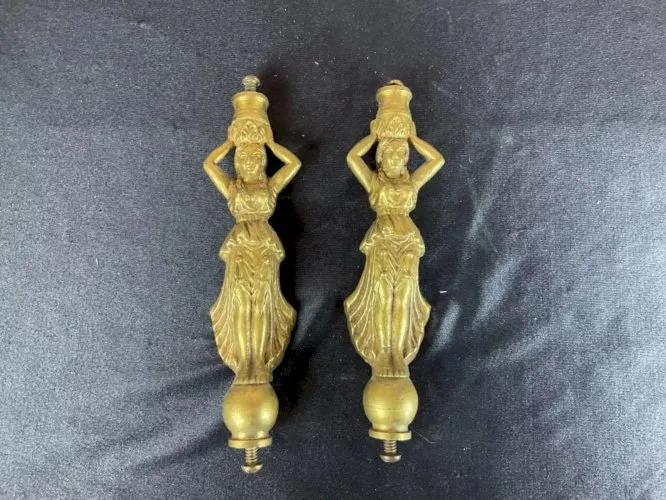 2 ORNEMENTS DE MEUBLE BRONZE DORE Poignet