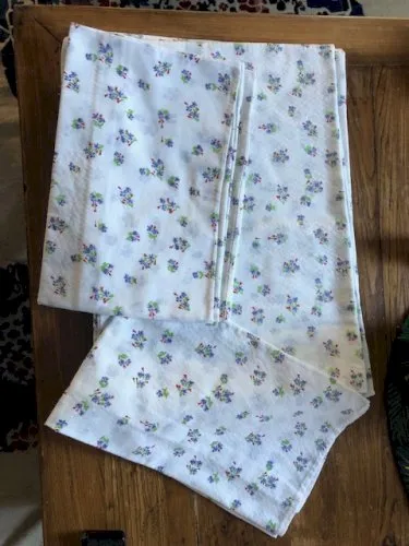 2 PARURES DE LIT POUR UNE PERSONNE EN COTON DAMASSÉ À FLEURS.