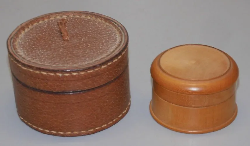 -2 PETITES BOITES ANCIENNES 1 GAINEE de CUIR et 1 en BUIS COLLECTION VITRINE D