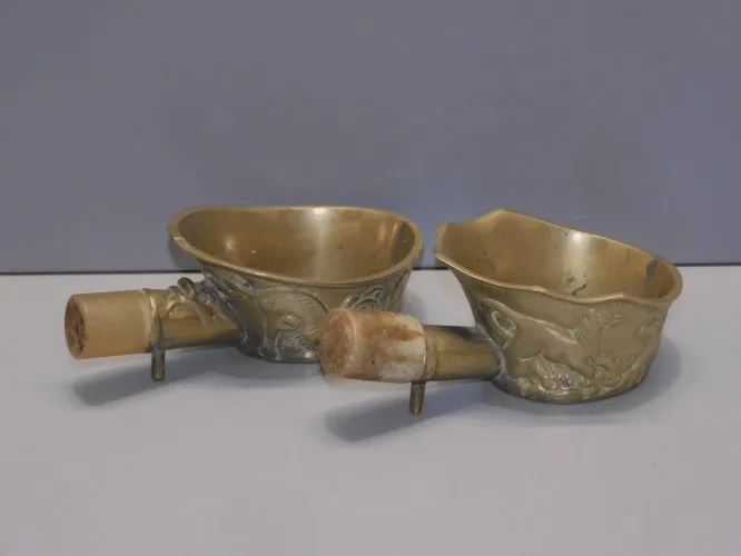 -2 PETITS FERS A BRAISES BRONZE CHINE à décor de Dragons & décor de Chevaux D