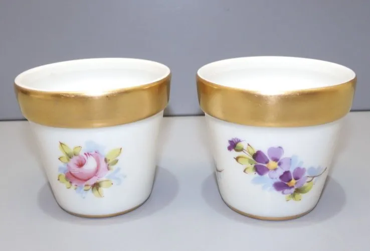 -2 PETITS POTS PORCELAINE à décor de ROSES et VIOLETTES Bordure dorée D