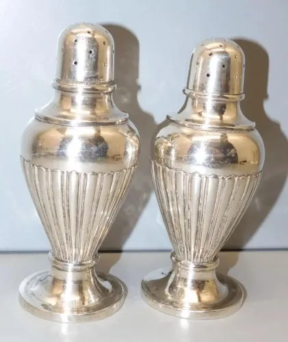 - 2 POIVRIERES en ARGENT avec poinçons INDOCHINOIS COLLECTION VITRINE TABLE D