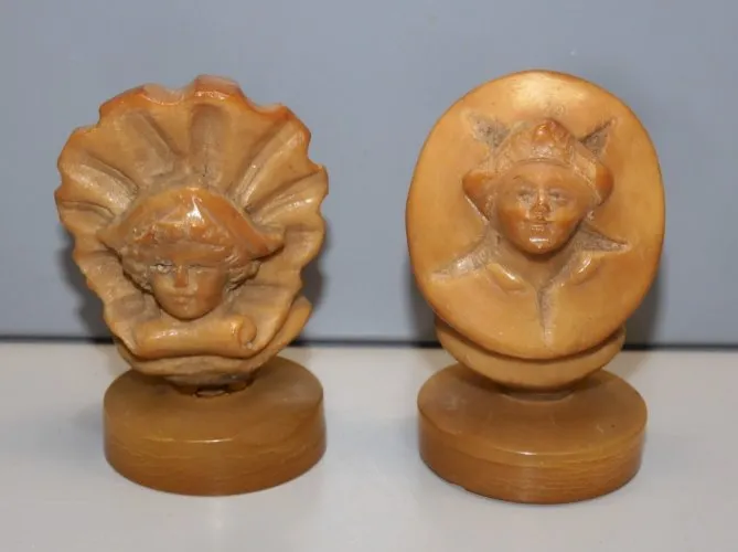 -2 SUJETS STATUETTES ANCIENNES COROZO SUR SOCLE PERSONNAGES ARLEQUIN? VITRINE D