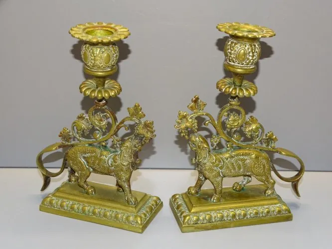 -2 SUPERBES BOUGEOIRS A MAIN BRONZE NIII LIONS / TIGRES CHIMERES dans VOLUTES D
