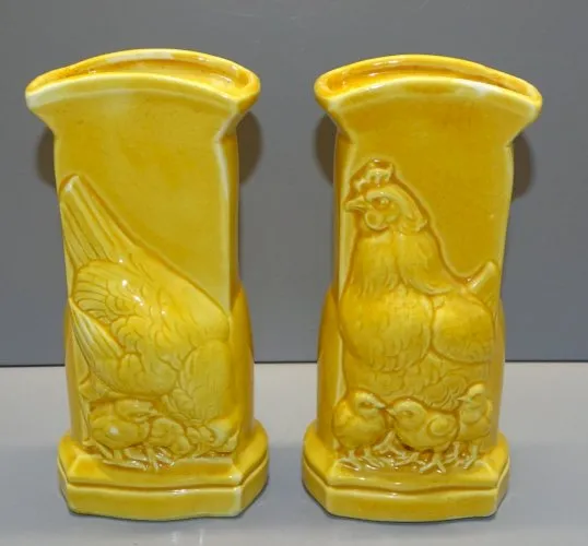-2 VASES CERAMIQUE JAUNE CRAQUELEE POULE ET POUSSINS JAUNES DECO XXe D
