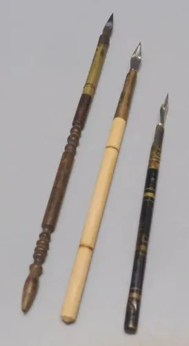-3 ANCIENS PORTE PLUMES EN BOIS EN BOIS COLLECTION ECRITURE DECO BUREAU D