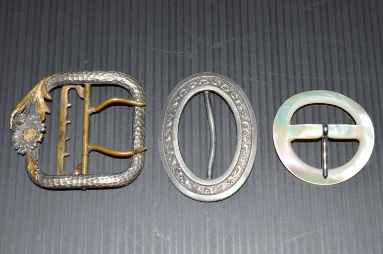 -3 BELLES BOUCLES de CEINTURE XIXe 1 belle ART NOUVEAU 1 Métal argenté 1 nacre