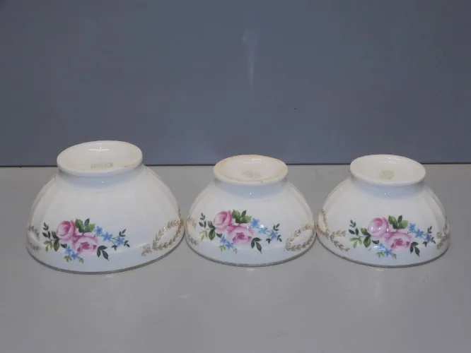 - 3 BOLS A CAFE PORCELAINE CHAUVIGNY FRANCE à décor de ROSES & FLEURS BLEUES  D