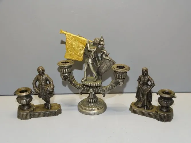 -3 BOUGEOIRS MINIATURES ZAMAC COLLECTION DECO VITRINE CHEVALIER ETENDARD D