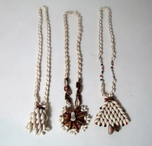 3 colliers de coquillages Polynésie ethnique vintage