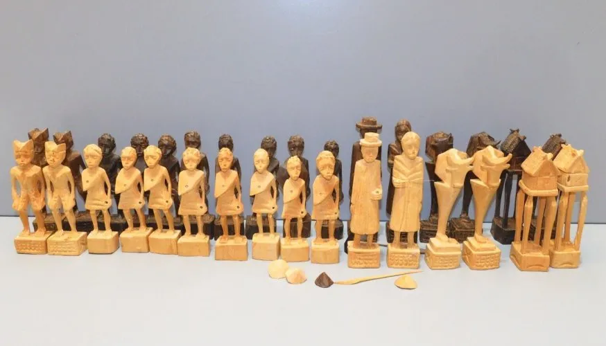 -32 STATUETTES JEU D'ECHEC BOIS sculpté ARTISANAL MADAGASCAR jus de GRENIER D