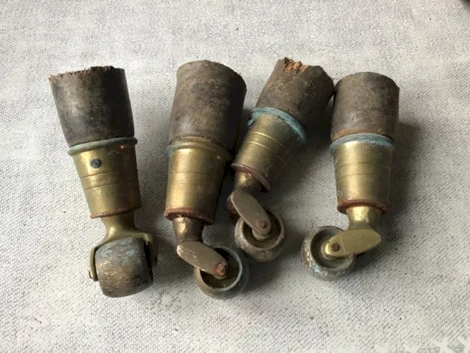 4 ANCIENS PIEDS SABOTS ROUES MULTIDIRECTIONNELS MEUBLES INDUSTRIELS VINTAGES