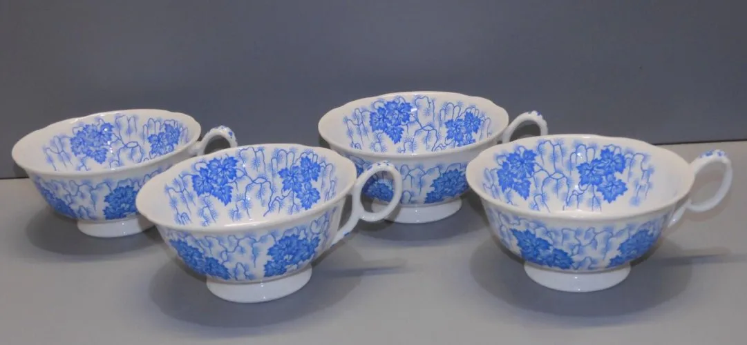 -4 BELLES TASSES PORCELAINE FINE L.M. & Cie MOTIFS FEUILLES de VIGNE BLEUES  D