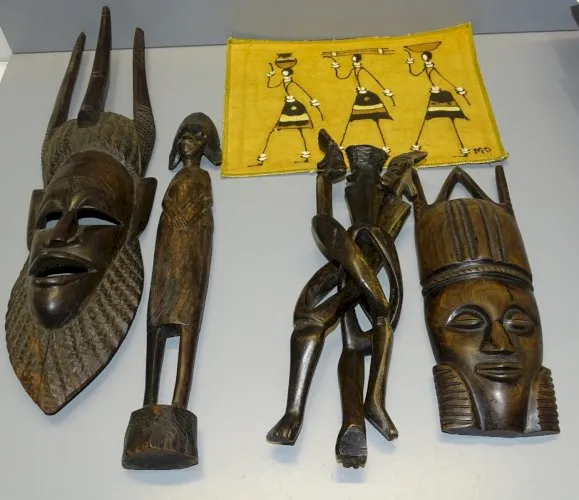 -4 SUJETS BOIS AFRICAINS MASQUES & STATUETTES 1 SUPPORT 3 PERSONNAGES 1 TAPIS D