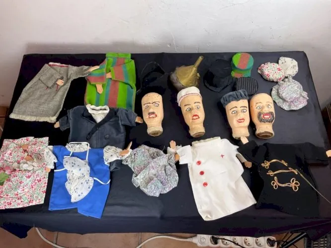 4 Têtes de Marionnettes en bois sculpté Theatre 19è siècle avec plusieurs tenues