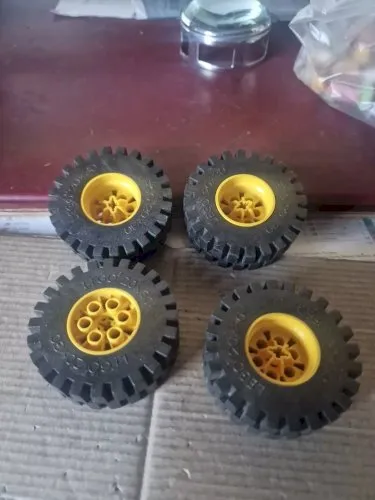 4X Roues LEGO TECHNIC Yellow wheel 4266c02 tyre 20 x 30 4267