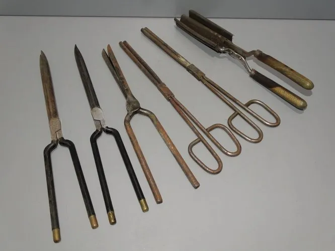 - 6 FERS A FRISER GAUFRER ANCIENS OUTILS de COIFFEUR COLLECTION DECO VITRINE  D