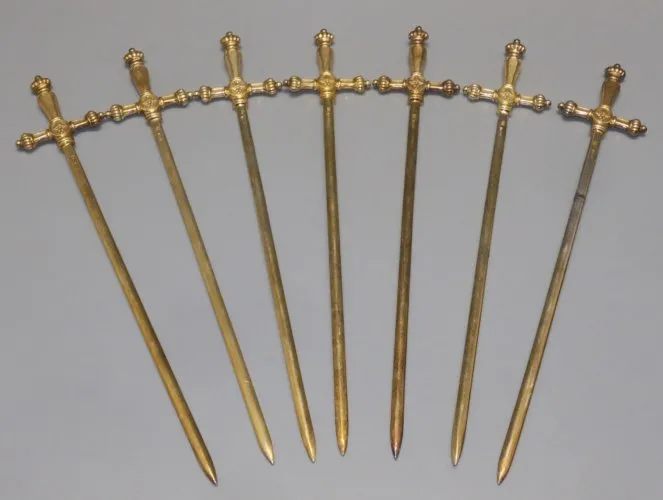 -7 PICS A BROCHETTES HATELETS MARQUE ERCUIS forme EPEES Dorées déco PLAT  D
