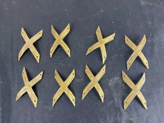 8 Ornements en bronze de meuble ou autre