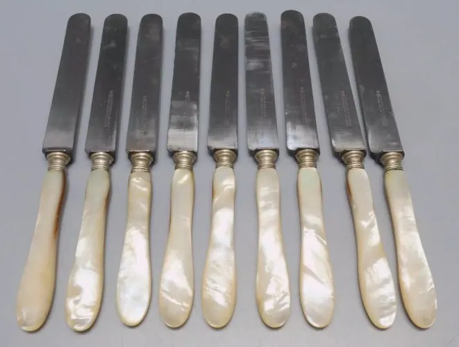 -9 COUTEAUX MANCHES NACRE LAMES Gravées CH GUERRE A LANGRES déco TABLE  D