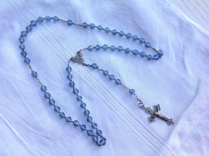 A VOIR TRES BEAU CHAPELET PERLES A FACETTES croix argent ?