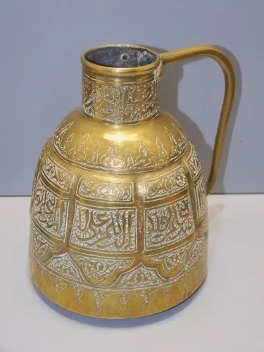 -AFRIQUE du NORD ANCIENNE VERSEUSE LAITON à décors repoussés OBJET ETHNIQUE  D