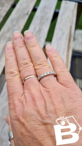 Alliance Américaine en or blanc et pierres, saphir blanc