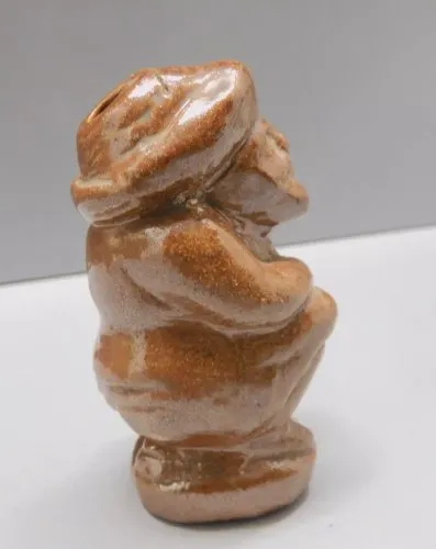 - AMUSANTE ANCIENNE SECOUETTE GRES de BEAUVAISIS HOMME FAISANT SES BESOINS D