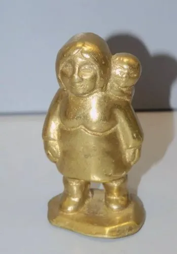 -AMUSANTE STATUETTE FEMME INUIT et son BEBE BRONZE ou LAITON MADE in CANADA  D